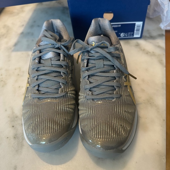 NEW ASICS SOLUTION SPEED FF STONE GREY/RICH GOLD TENNIS SHOES MENS 6.6, WOMENS 8 main image 4